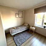 Apartment 3 - Stylish 2Br Apartment, Airport Access, Near Old Town דירה *