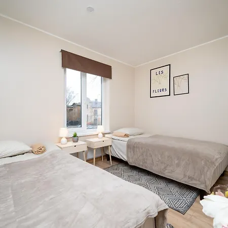 3 - Stylish 2br Apartment, Airport Access, Near Old Town *